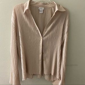 Nicola: size large in crème color